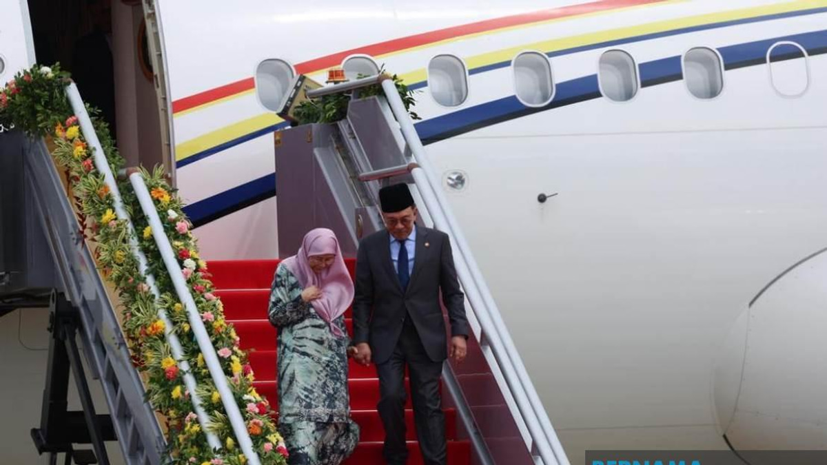 PM Anwar Arrives in Cebu for 48th ASEAN Summit