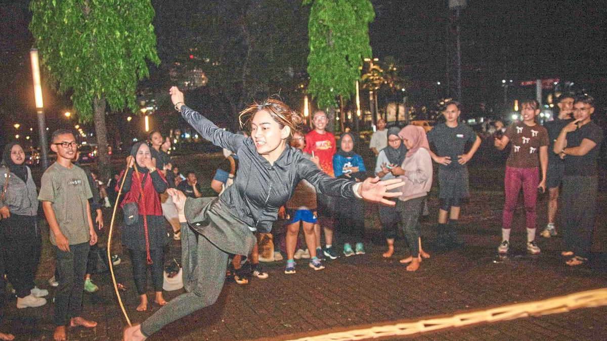 Indonesia's Burnt-out Workers Find Relief in Childhood Games