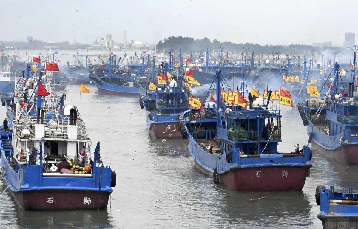 China Lifts East China Sea Fishing Ban, Raising Tensions as Hundreds of Vessels Head to Disputed Waters