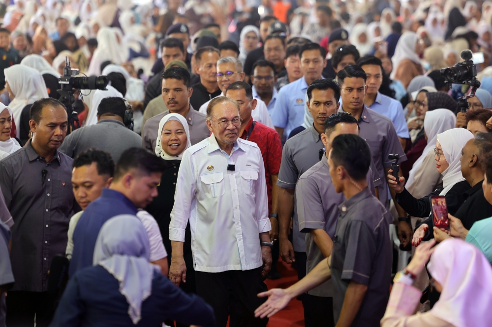 Anwar Questions Tabung Haji's 13-Month Bonus as Breach of Trust