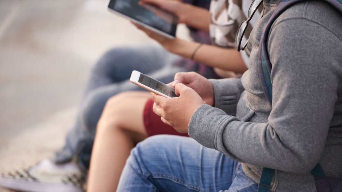 Global Crackdown on Child Social Media Use Faces Implementation Hurdles