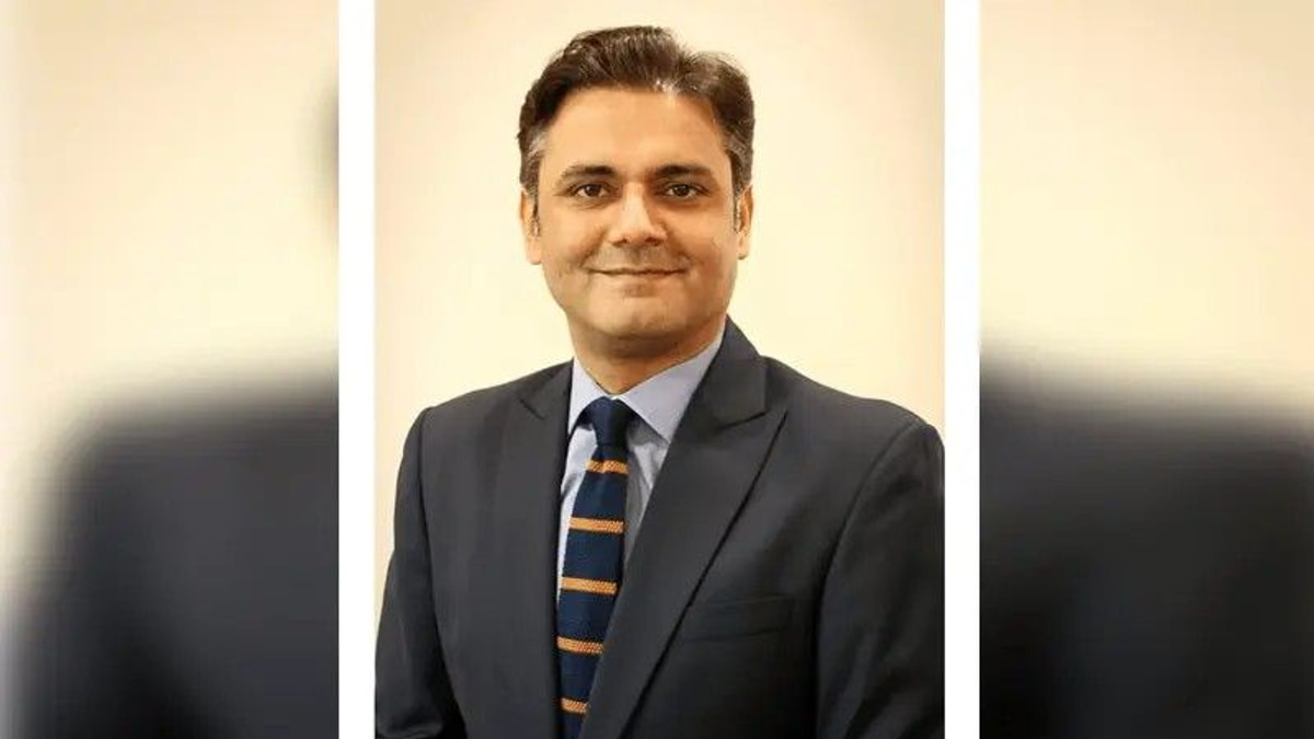 Eleven Pakistan police officers charged after bungled raid on attorney general's residence