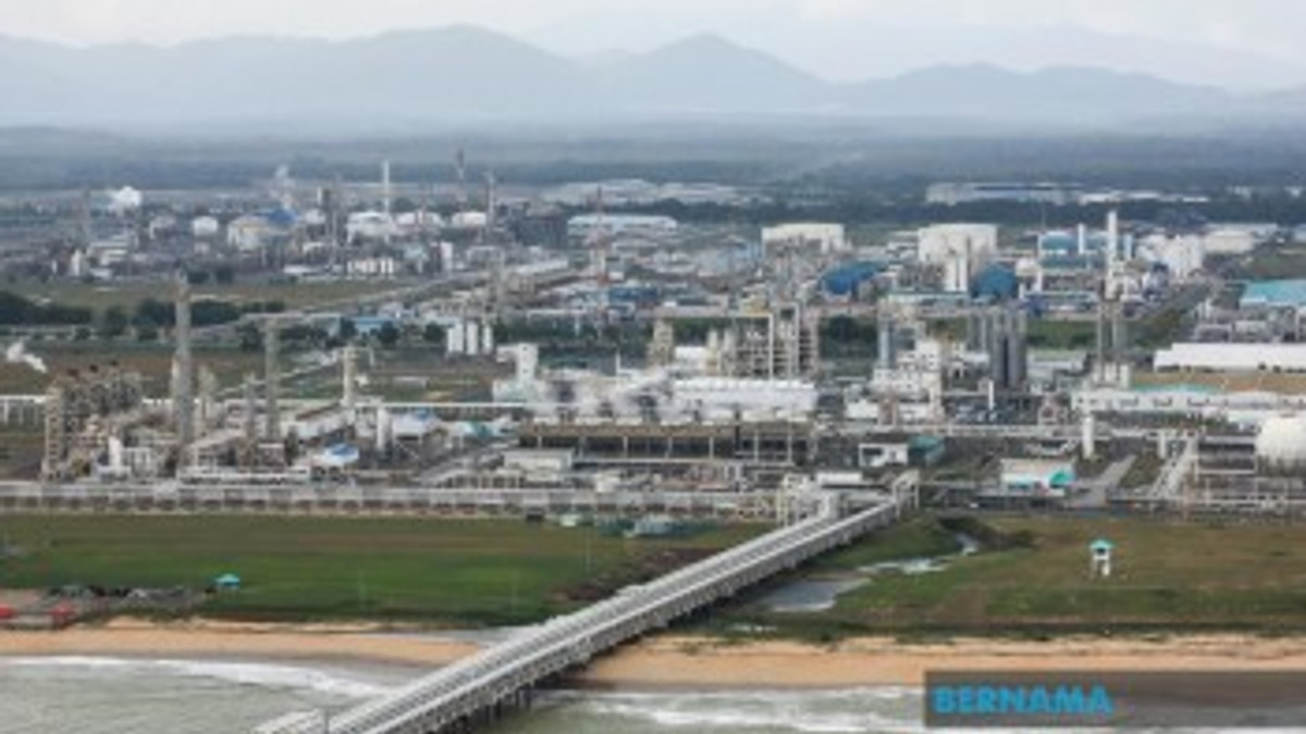 Malaysia's Petroleum Reserve Plan Gains Urgency as Shipping Route Tensions Mount