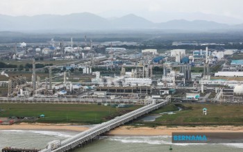 Malaysia's Petroleum Reserve Plan Gains Urgency as Shipping Route Tensions Mount