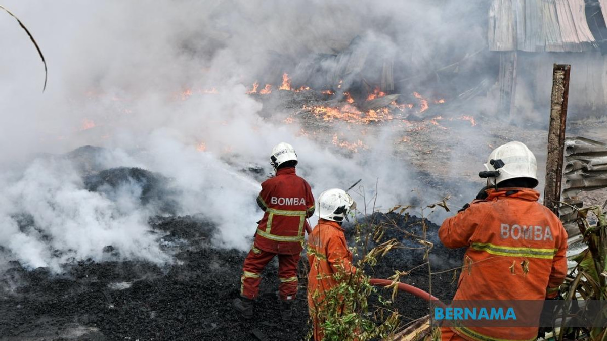 Palette Factory Destroyed In Early Morning Fire In Kempas