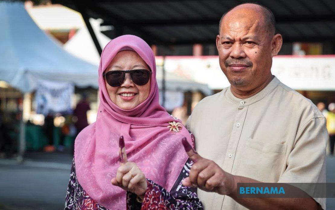 Senior Party Leaders Vote Early in Johor State Election