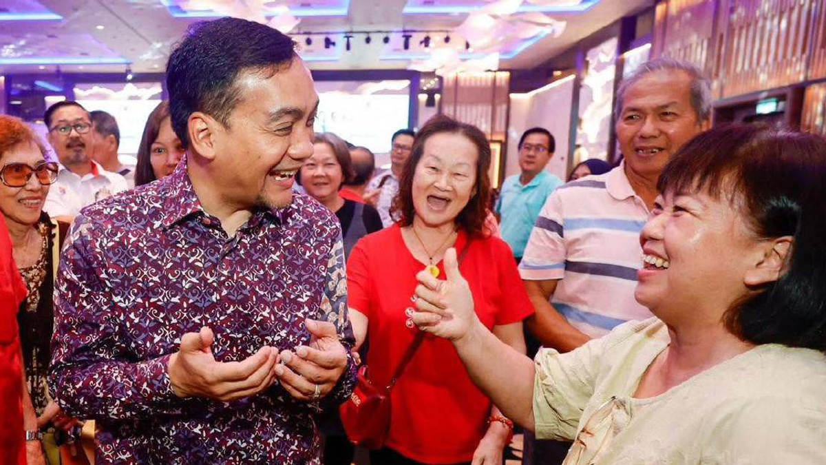 Najib backs Onn Hafiz's stance, shares photo with Chinese community