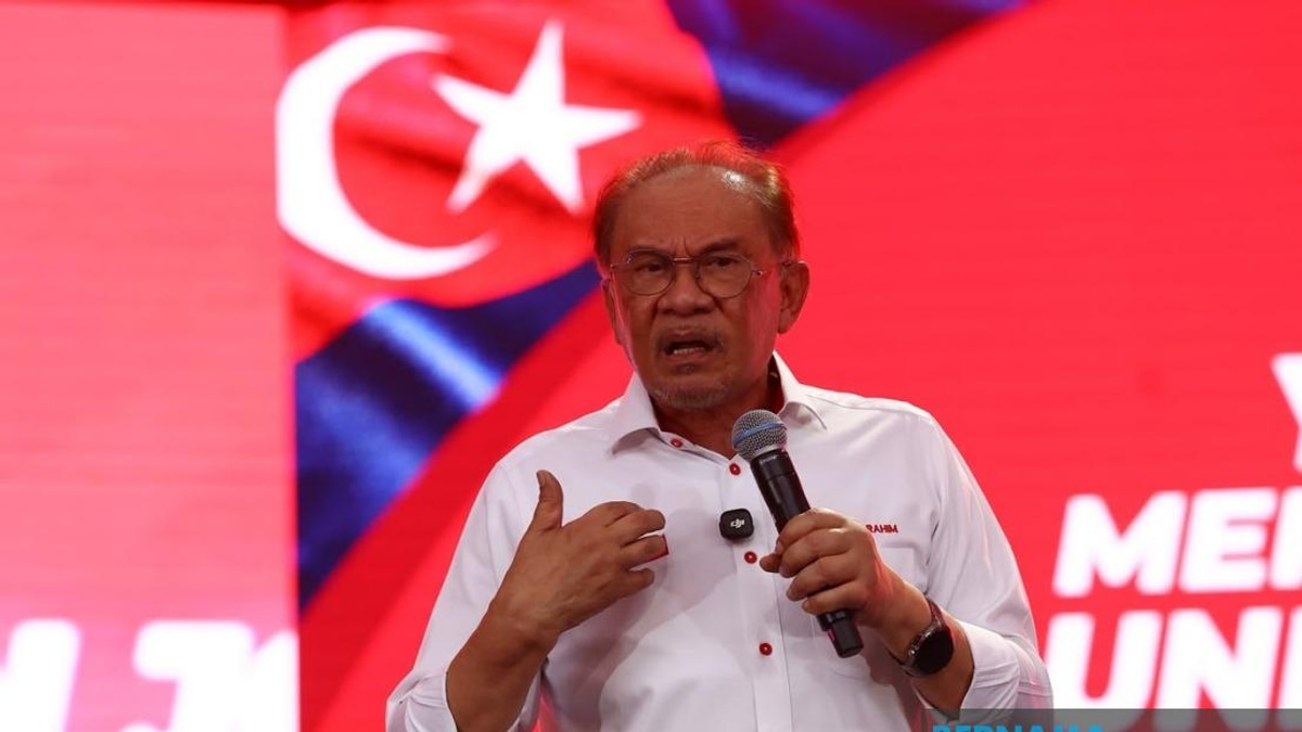 Anwar Rejects Claims He Bought New BMW, Says Vehicle Is Old Government Asset