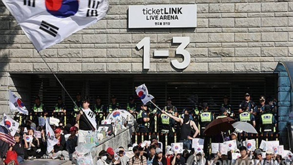 Seoul Ballot Shortage Protest Continues Into Second Day as Thousands Demand Fresh Election