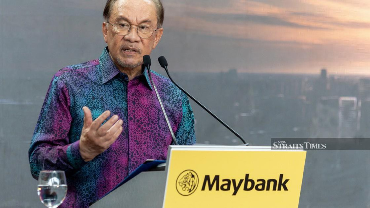 Anwar Praises Maybank's Rise as Asia's Banking Powerhouse