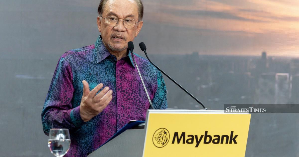 Anwar Praises Maybank's Rise as Asia's Banking Powerhouse