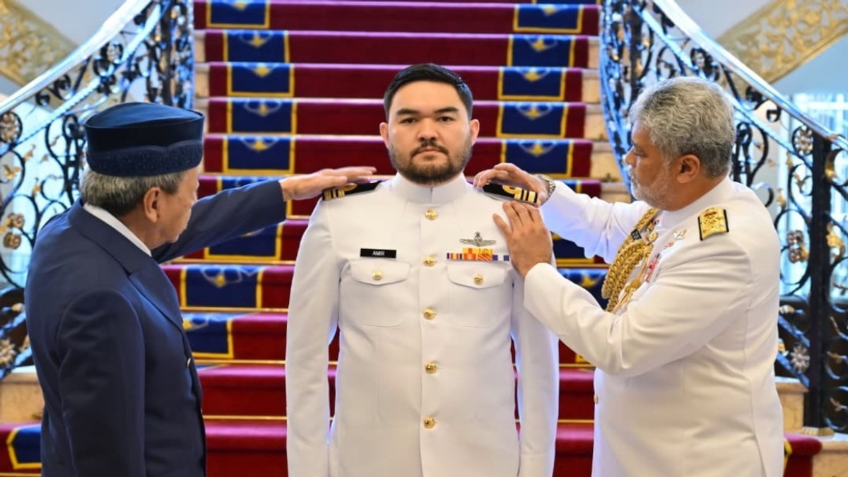 Selangor Raja Muda Commissioned as Royal Malaysian Navy Lieutenant Commander
