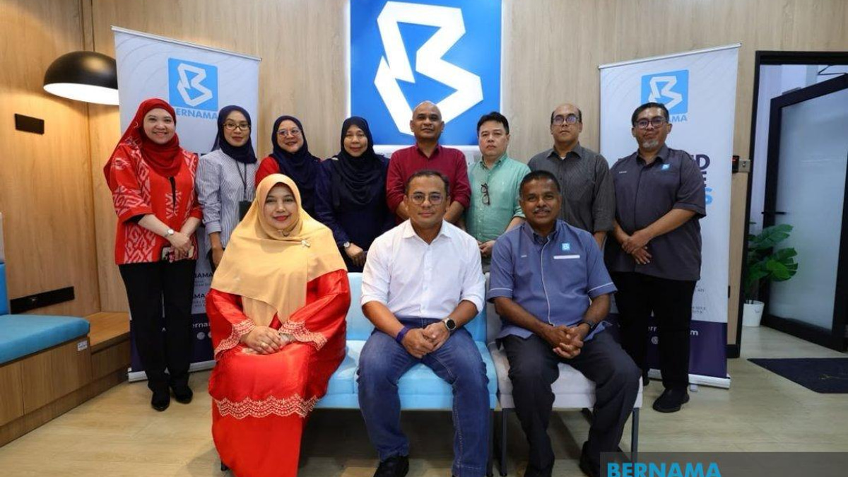 Selangor MB Visits Bernama Election Operations Centre in Negeri Sembilan