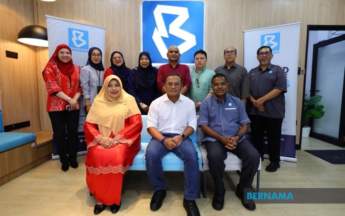 Selangor MB Visits Bernama Election Operations Centre in Negeri Sembilan