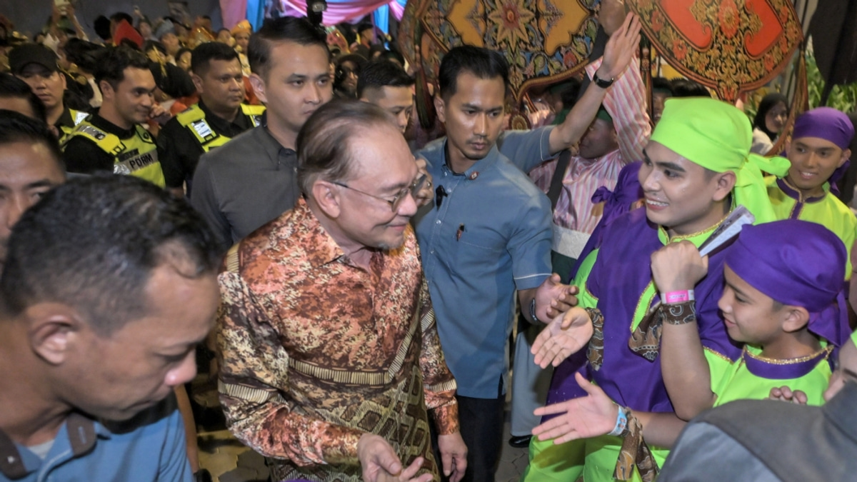 Anwar presses for urgent delivery on Felda reforms as settlers grow impatient