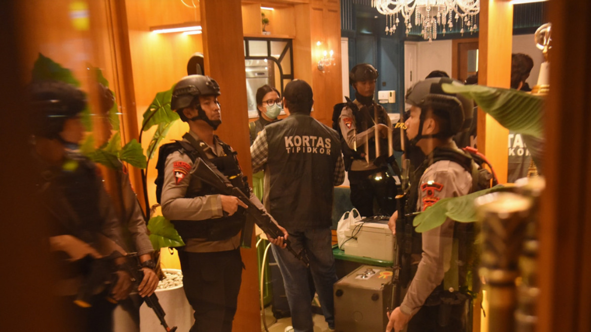 Gold bars and millions in cash seized in Jakarta raids on senior law official