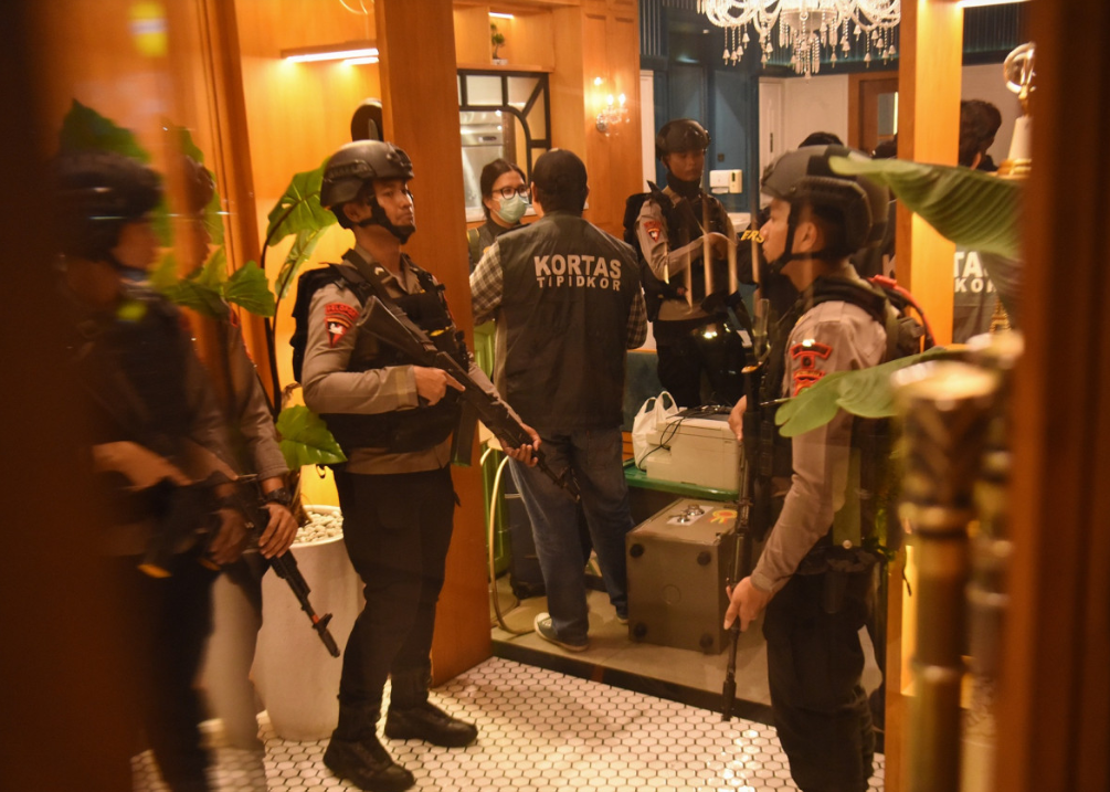 Gold bars and millions in cash seized in Jakarta raids on senior law official