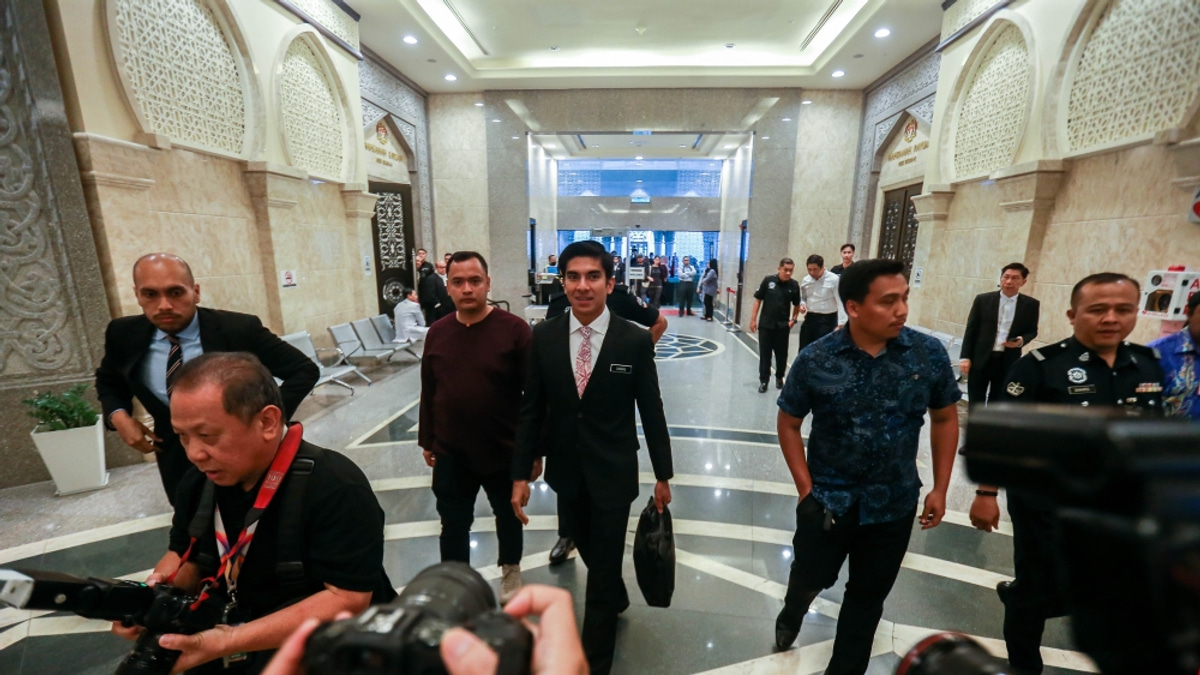 Syed Saddiq Awaits Federal Court Ruling as Supporters Gather at Palace of Justice