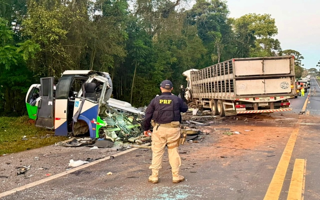 23 Killed in Head-On Collision Between Bus and Lorry in Brazil's Paraná State