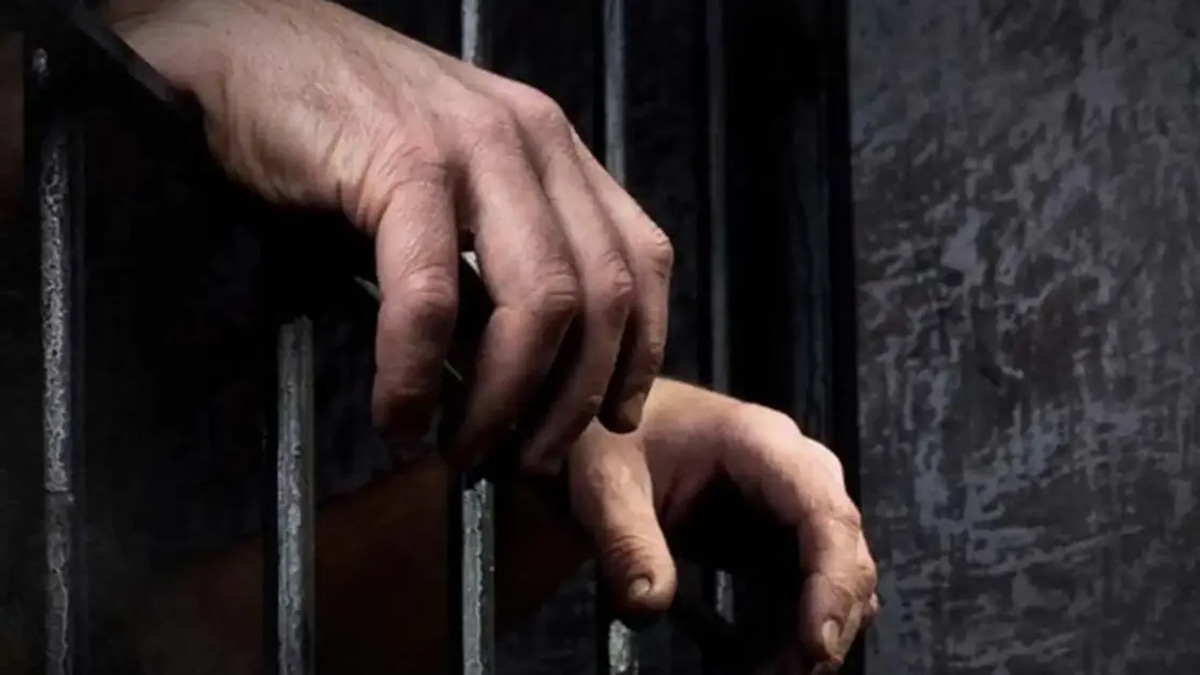 Elderly Man Imprisoned for Defaulting on RM1,000 Fine After Assaulting Police Officer