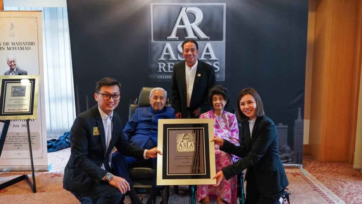 Dr Mahathir and Dr Siti Hasmah Achieve Historic Milestones as Centenarians
