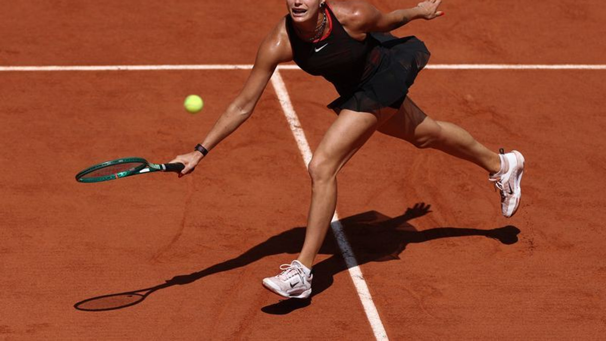 Sabalenka powers past Kasatkina to reach French Open fourth round