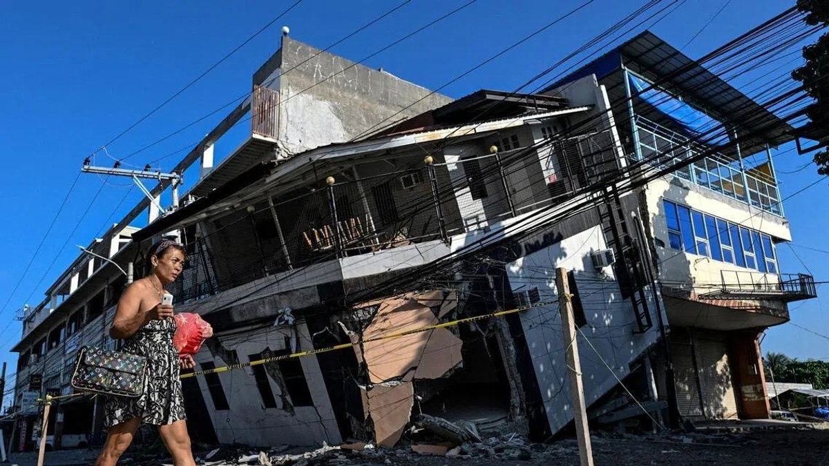 Philippine Earthquake Reshapes Coastline, Leaving Displaced Families Fearful of the Sea