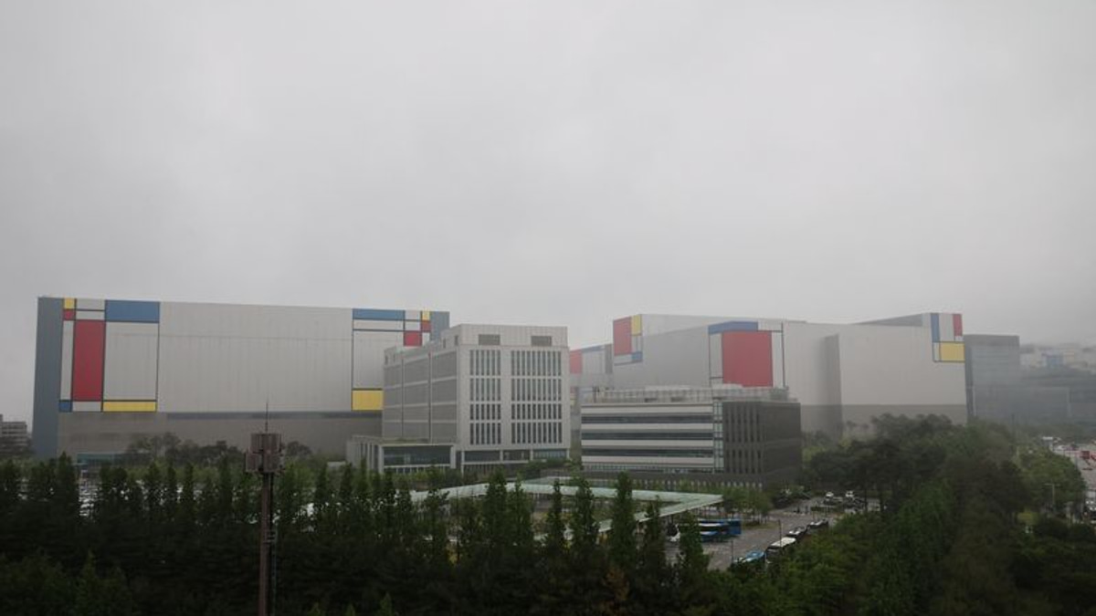 Samsung Electronics minority union to seek court suspension of pay agreement
