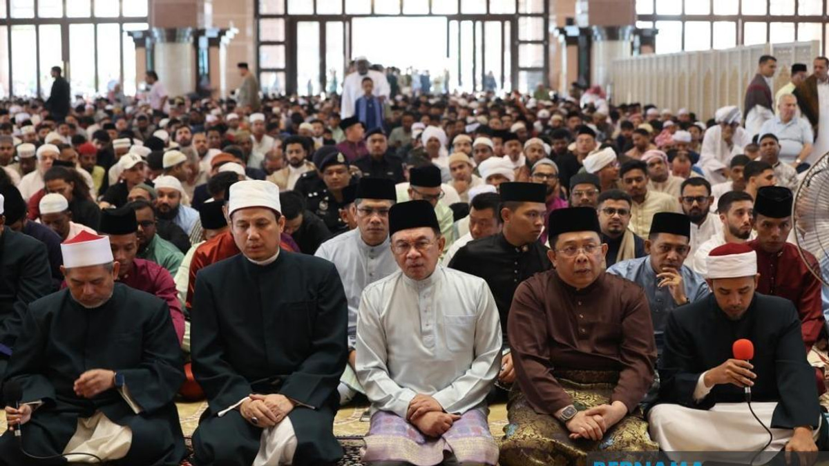 PM Anwar Leads Aidiladha Prayers With 10,000 Worshippers at Masjid Putra