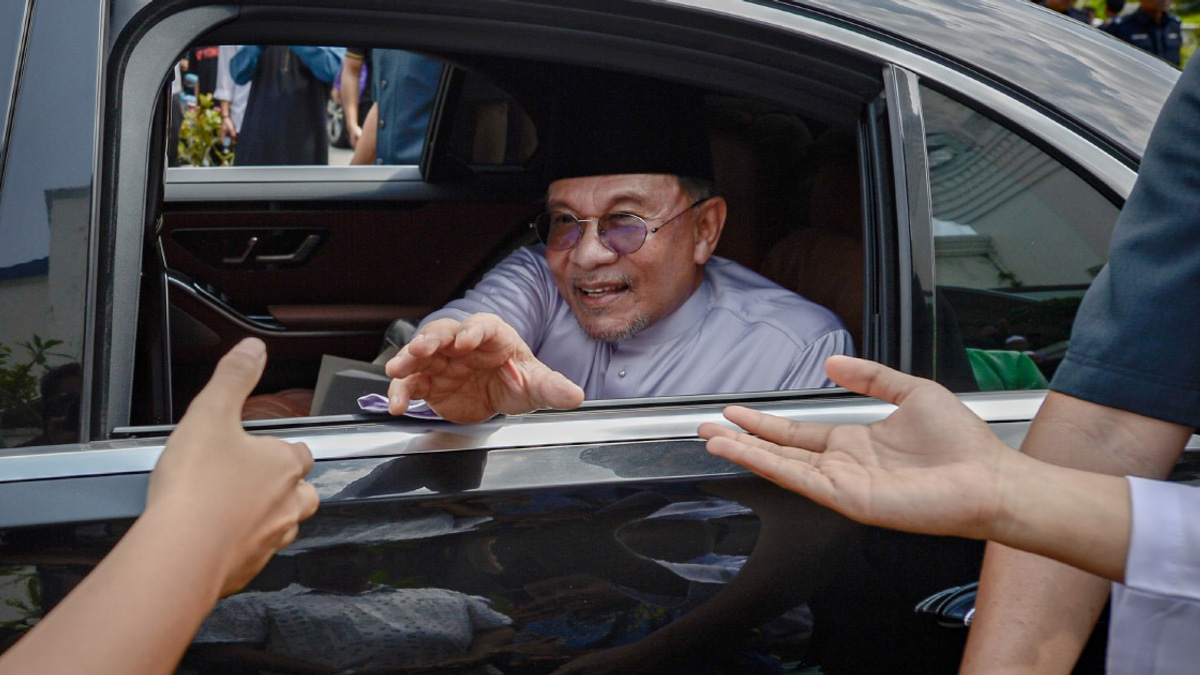 Anwar takes campaign offensive in Negri Sembilan to strengthen Pakatan Harapan's state election drive