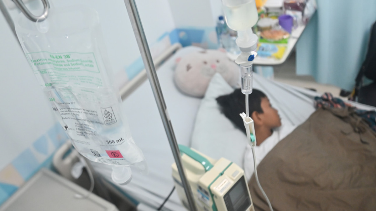 Indonesia's Free Meals Scheme Struggles with Food Safety as Hundreds Fall Ill Despite Leadership Overhaul