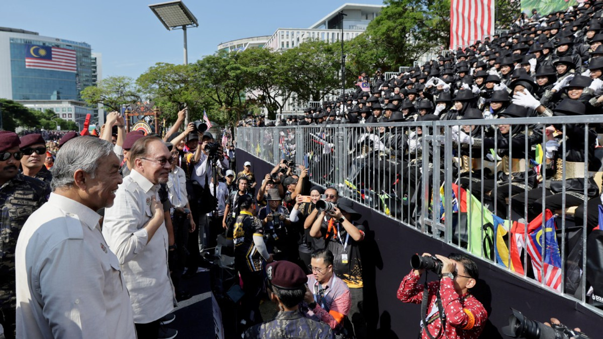Anwar connects with public at National Day celebrations in Putrajaya