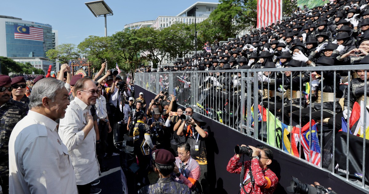 Anwar connects with public at National Day celebrations in Putrajaya