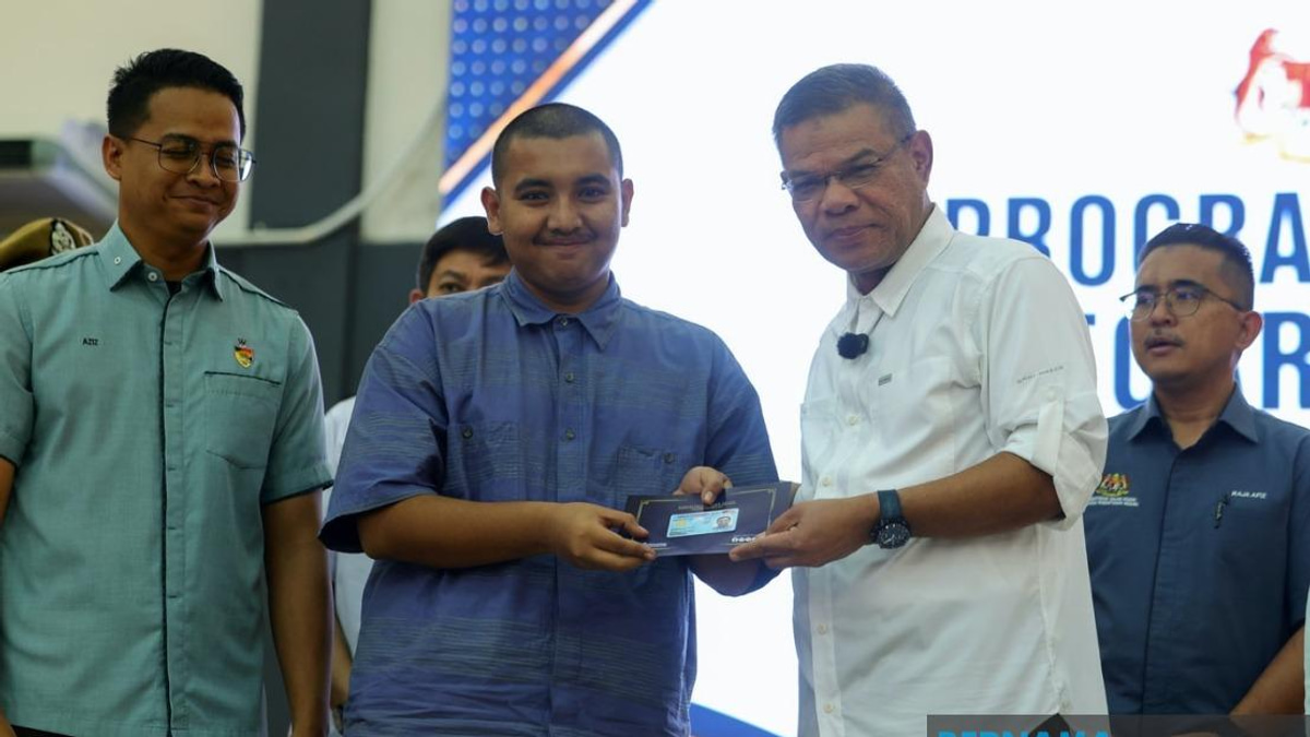 Community Support Helps 20-Year-Old Obtain Malaysian Identity Card