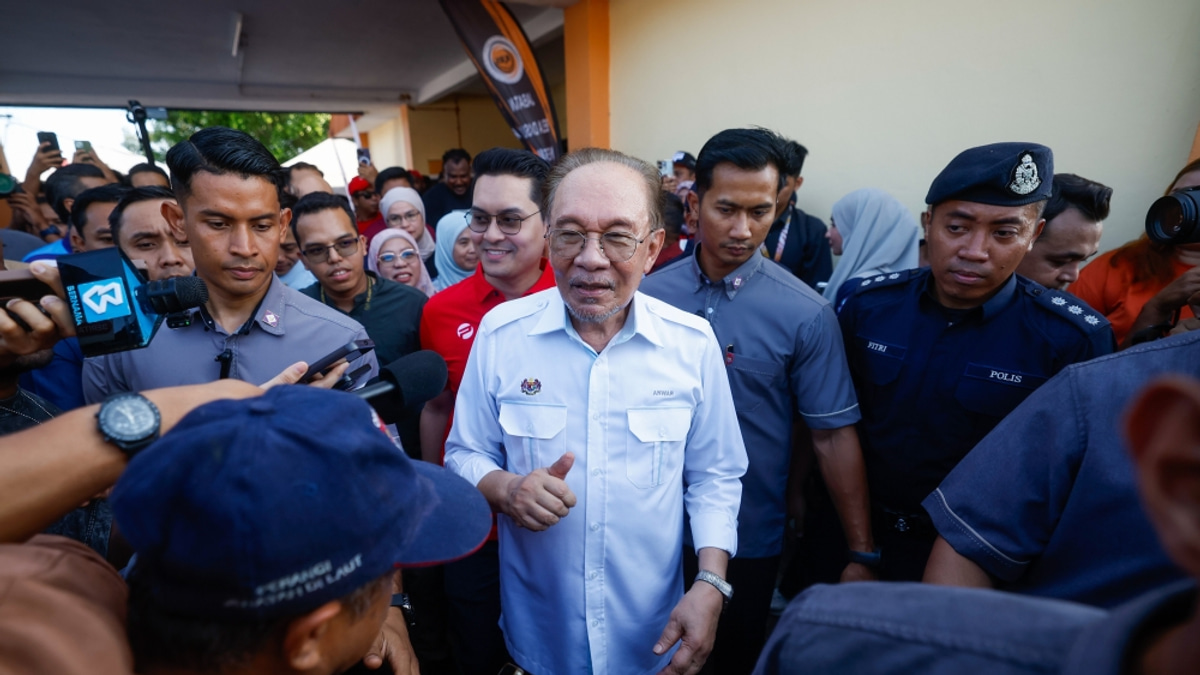 Anwar Ibrahim recovers from elective surgery under close medical supervision