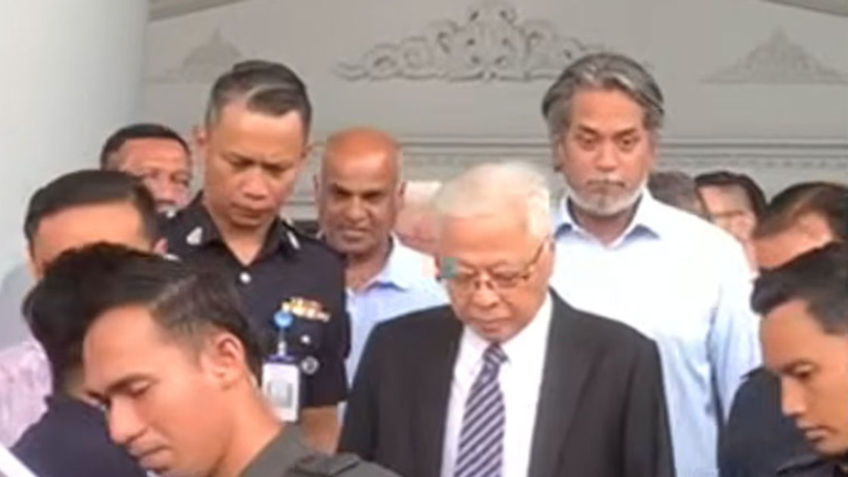Khairy's Court Appearance Signals Unity in Umno's Upper Ranks