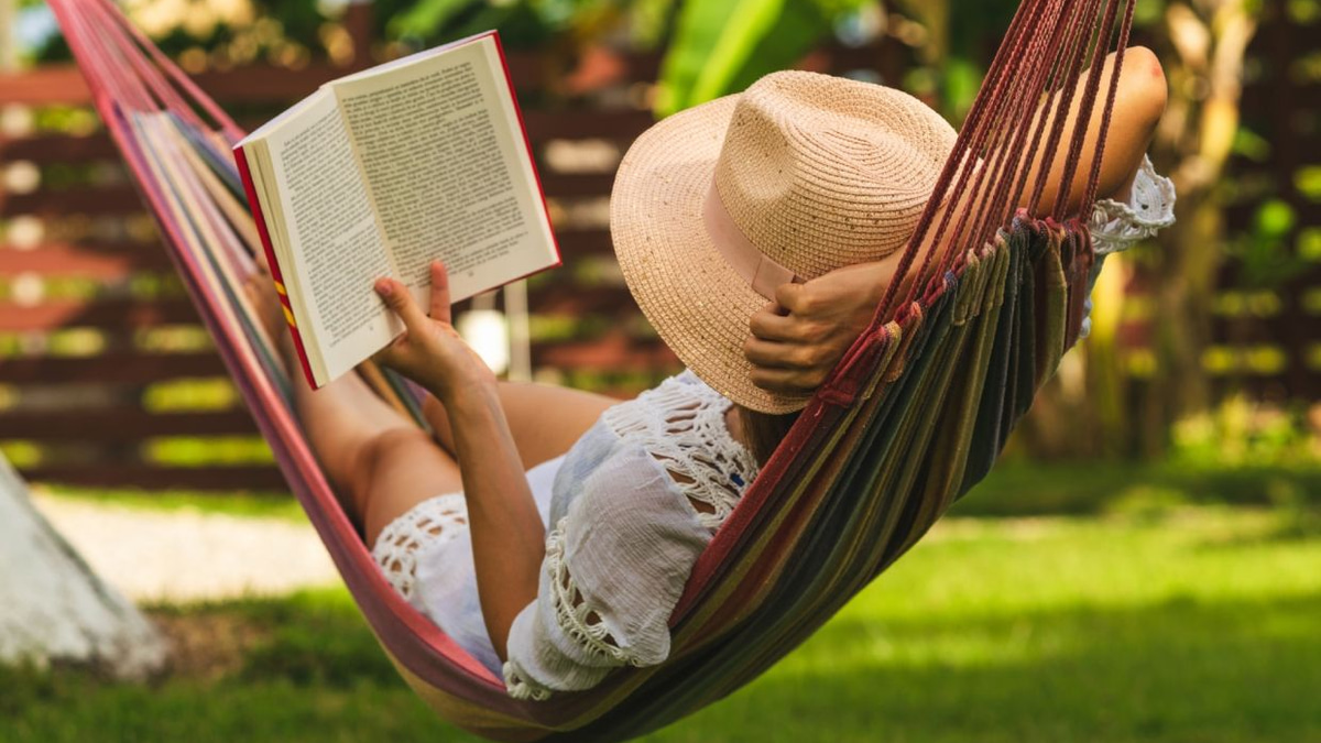 Summer 2026's Essential Reading: A Guide to Fiction and Non-Fiction Worth Your Beach Time
