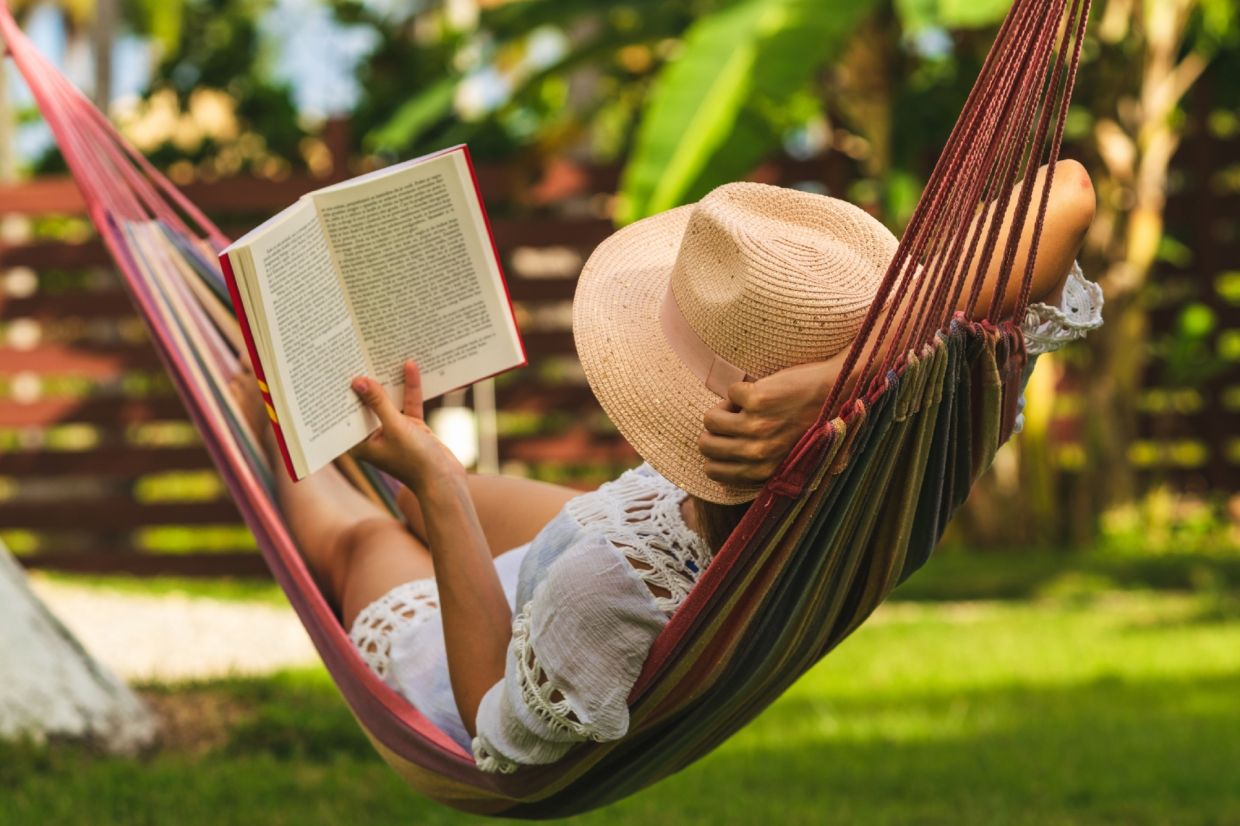 Summer 2026's Essential Reading: A Guide to Fiction and Non-Fiction Worth Your Beach Time