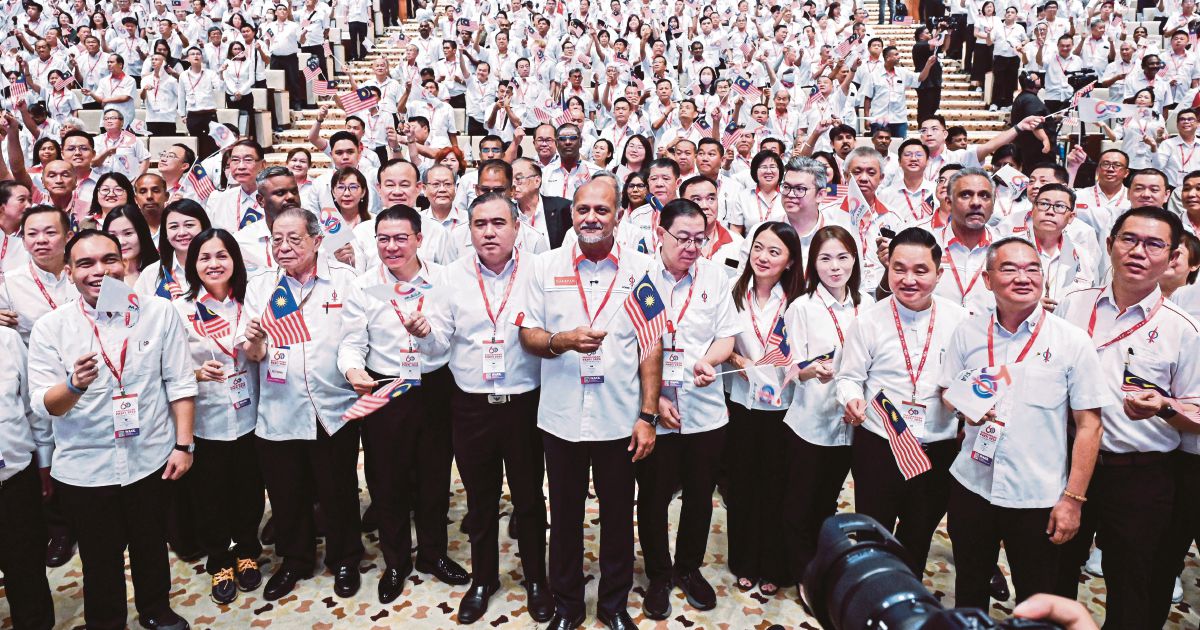 DAP Pressures Anwar on Constitutional Reforms, Sets Year-End Deadline