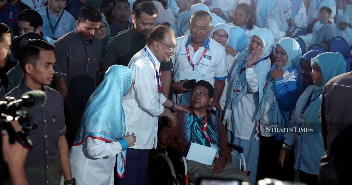 Anwar to Push Cabinet Forward with State Enterprise Governance Law