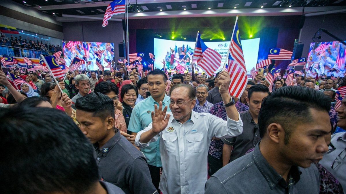 Anwar Ibrahim Warns Ministers Against Crossing Political Campaign Lines