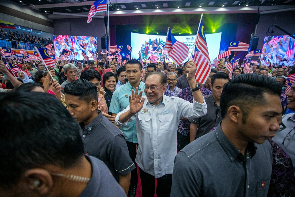 Anwar Ibrahim Warns Ministers Against Crossing Political Campaign Lines