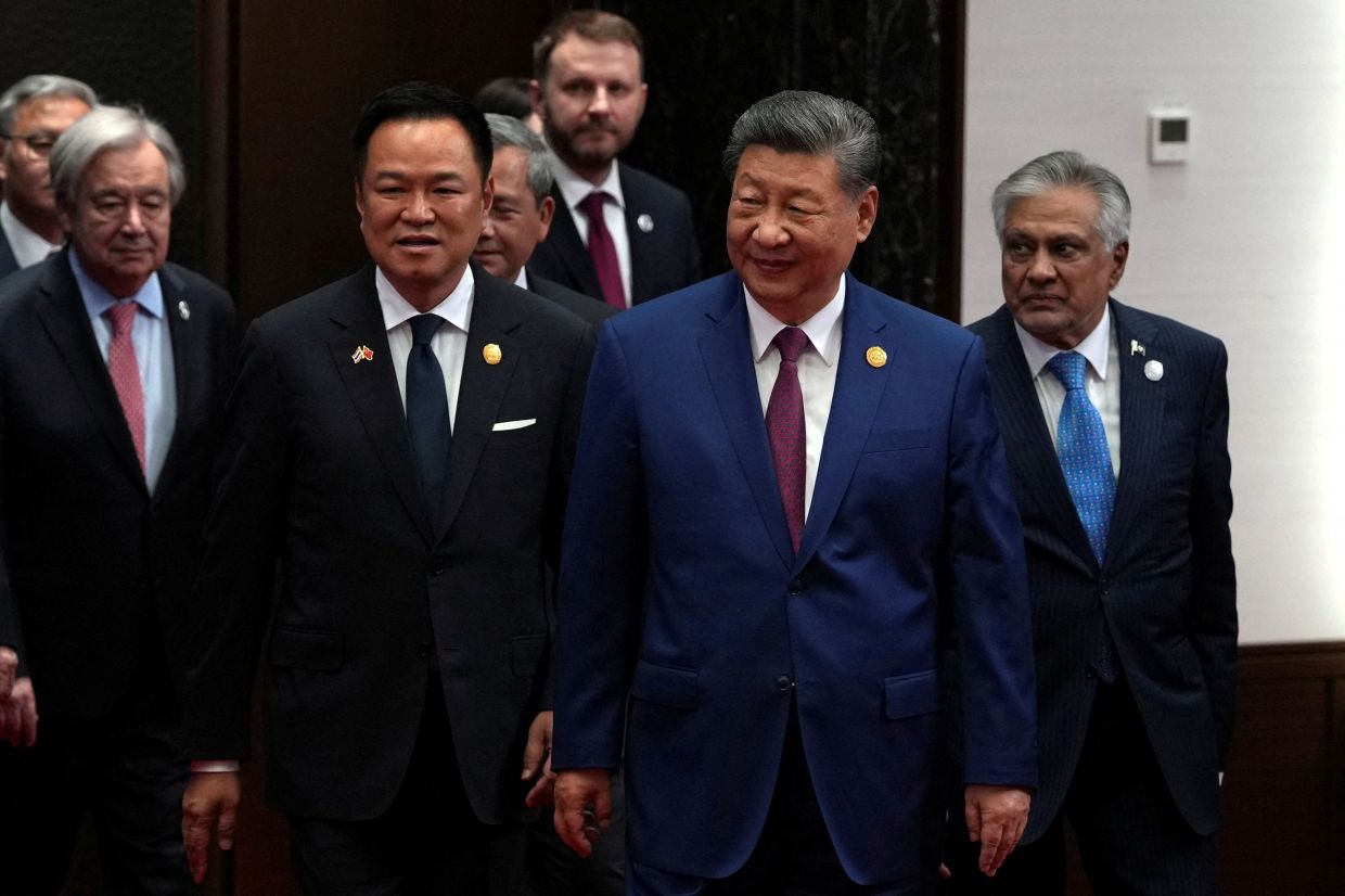 Thai PM's Musical Diplomacy: Anutin Charnvirakul Serenades Chinese Premier During Beijing Visit