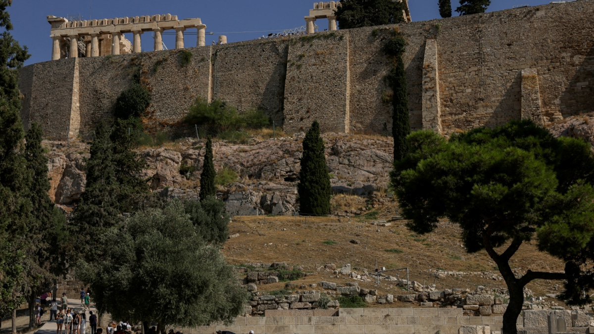 60-Year-Old Assailant Targets Tourists at Athens Acropolis in Knife Attack