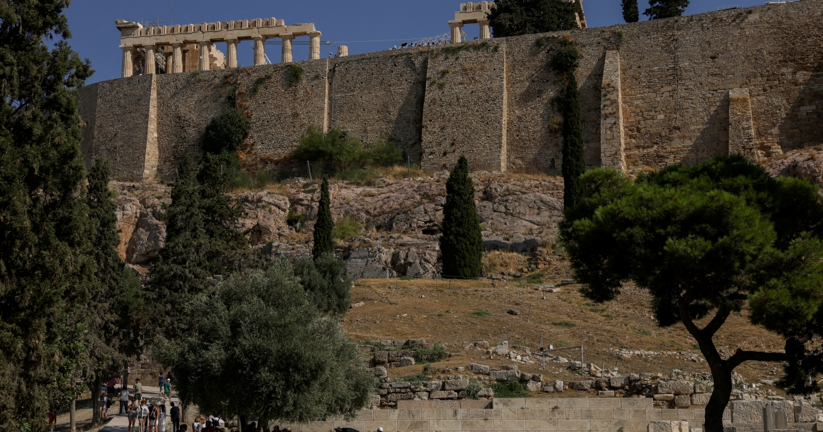 60-Year-Old Assailant Targets Tourists at Athens Acropolis in Knife Attack