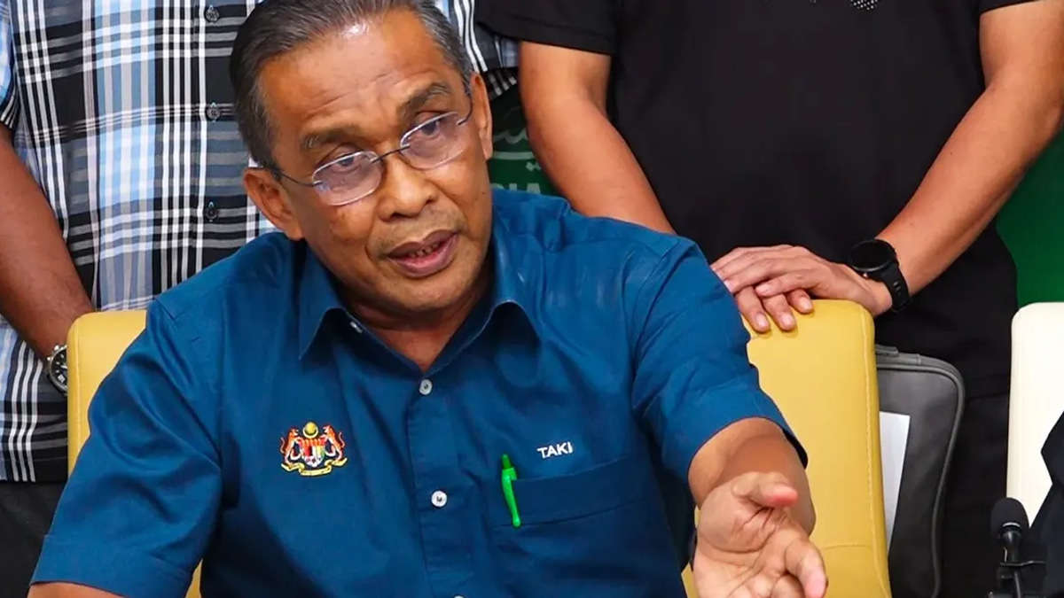 Hamzah Zainudin Returns as Opposition Leader with PN Support