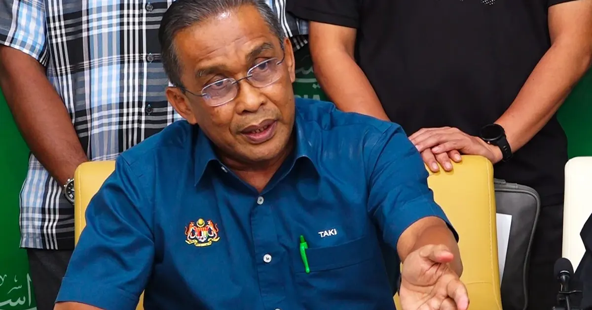 Hamzah Zainudin Returns as Opposition Leader with PN Support