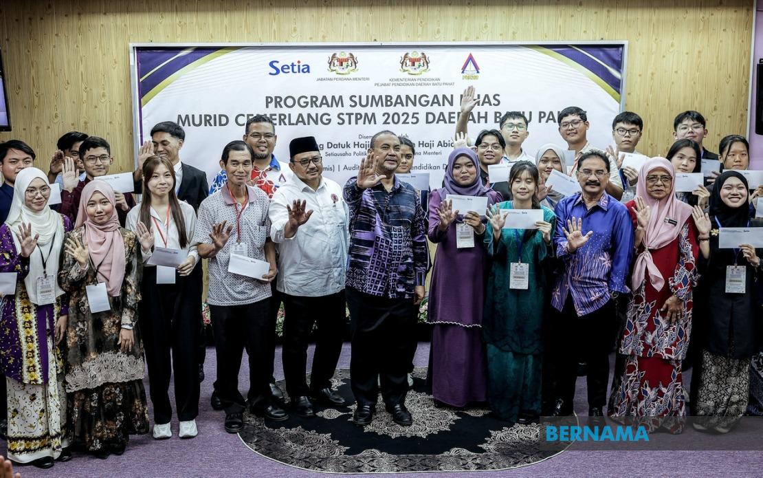 214 Top STPM Students in Batu Pahat Receive Prime Minister's Special Contribution
