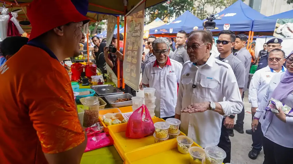 PM Urges Agencies to Reach Out to Small Traders on Loan Support