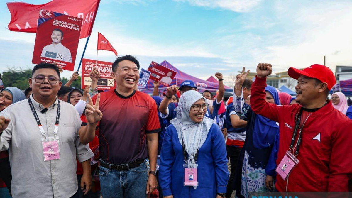 Johor Election: Rival Candidates Share Cordial Moment at Pontian Night Market